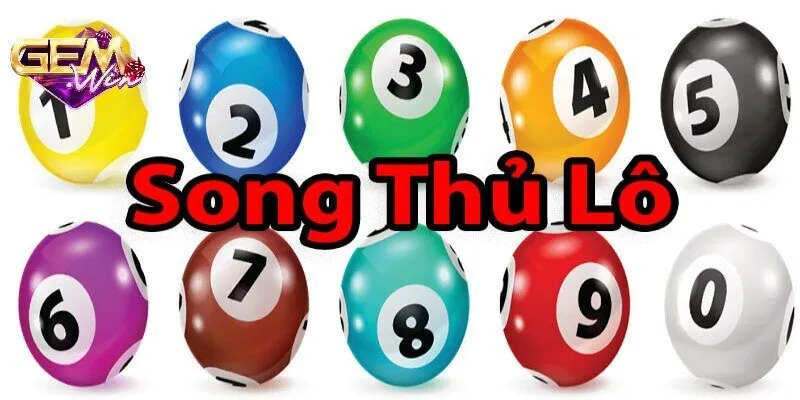 Song thủ lô đang trở thành chủ đề nóng bỏng trong cộng đồng yêu thích lô đề nhờ sự đơn giản và tiềm năng lớn. Đây là cách chơi độc đáo, mở ra cơ hội thử vận may đầy thú vị. Bài viết này cùng GEMWIN sẽ bật mí mọi khía cạnh của hình thức này! Song thủ lô là gì? Song thủ lô được định nghĩa là một kiểu chơi lô đề, trong đó người tham gia chọn hai con số (hai lô) để dự đoán sẽ xuất hiện trong kết quả xổ số, thường bao gồm tất cả các giải từ đặc biệt đến giải bảy. Điểm đặc biệt của hình thức này nằm ở chỗ chỉ cần một trong hai số trúng là người chơi đã có phần thưởng, giúp tăng khả năng thành công so với đánh một số duy nhất. Hình thức này bắt nguồn từ cách chơi truyền thống và nay đã phổ biến trên các nền tảng trực tuyến. Nó phù hợp cho những ai muốn trải nghiệm lô đề mà không cần mạo hiểm quá nhiều, đồng thời vẫn giữ được sự hấp dẫn của việc chờ đợi kết quả. Với tính linh hoạt và dễ tiếp cận, hình thức đã trở thành lựa chọn yêu thích, mang đến trải nghiệm giải trí độc đáo và cơ hội thử sức với số học một cách thú vị trong cộng đồng người chơi hiện đại. Tổng quan song thủ lô Ưu điểm khi đánh song thủ lô Trước hết, song thủ lô mang lại cơ hội trúng thưởng cao hơn so với bạch thủ lô, vì chọn hai số thay vì một, giúp giảm rủi ro thua trắng tay. Chỉ cần một trong hai số xuất hiện trong kết quả là đã có phần thưởng, tạo cảm giác an tâm và tăng sự hứng khởi khi tham gia. Người tham gia có thể linh hoạt điều chỉnh mức cược cho từng số, tối ưu hóa nguồn lực tài chính mà vẫn giữ được tiềm năng lợi nhuận hấp dẫn. Một ưu điểm khác là sự đơn giản trong cách chơi – không cần tính toán phức tạp, chỉ cần chọn hai con số yêu thích là đủ. Hình thức còn cho phép áp dụng các phương pháp soi cầu, giúp tăng độ chính xác mà không làm mất đi tính giải trí. Với những lợi thế này, đây là cách chơi lý tưởng để tận hưởng lô đề một cách hiệu quả và thoải mái, mang lại trải nghiệm đáng giá. Ưu điểm soi cầu chính xác Cách đánh song thủ lô Dưới đây là hướng dẫn chi tiết về cách đánh, được chia thành ba bước cụ thể để người chơi thực hiện hiệu quả: Lựa chọn cặp số tiềm năng Để bắt đầu đánh, người chơi cần chọn một cặp số gồm hai con lô, mỗi số là hai chữ số từ 00 đến 99, như 36 và 89. Một số người thích chọn số ngẫu nhiên từ giấc mơ, trong khi người khác dựa vào các con số hay ra trong tuần trước để tăng cơ hội. Việc lựa chọn này cần sự cân nhắc để tránh chọn hai số quá gần nhau hoặc trùng lặp ý nghĩa, nhằm tối đa hóa phạm vi dự đoán. Người chơi nên ghi lại cặp số đã chọn vào giấy hoặc lưu trên thiết bị để tiện theo dõi. Bước này đóng vai trò quan trọng trong cách đánh, bởi cặp số tiềm năng là nền tảng quyết định kết quả, giúp người tham gia định hình rõ ràng mục tiêu và chuẩn bị sẵn sàng cho giai đoạn đặt cược một cách tự tin, chính xác hơn khi đã hiểu rõ ý nghĩa của hình thức này. Các cặp số may mắn Tiến hành đặt cược Song thủ lô Sau khi chọn xong cặp số, bước tiếp theo trong cách đánh là tiến hành đặt cược. Có thể đặt số tiền bằng nhau cho cả hai lô, như 20.000 đồng mỗi số, hoặc điều chỉnh khác nhau nếu tin tưởng một số hơn, miễn là tổng vốn nằm trong kế hoạch tài chính đã đề ra. Khi đặt cược, cần cung cấp thông tin chính xác cho nơi ghi lô hoặc nhập đúng số vào hệ thống nếu chơi trực tuyến. Một số nơi yêu cầu mức cược tối thiểu, thường từ 5.000 đến 10.000 đồng mỗi lô, với tỷ lệ thưởng cố định nếu trúng. Sau khi hoàn tất, hãy kiểm tra kỹ phiếu cược hoặc thông tin đã nhập để tránh sai sót. Bước này là trung tâm của cách đánh, nơi người chơi chính thức tham gia, đòi hỏi sự tỉ mỉ và quyết đoán để chuẩn bị đón chờ kết quả xổ số với sự hồi hộp và kỳ vọng lớn. Đối chiếu kết quả rồi nhận thưởng Bước cuối cùng trong cách đánh song thủ lô là đối chiếu kết quả xổ số và nhận thưởng nếu trúng. Chẳng hạn, nếu đánh 29 và 71, chỉ cần 29 xuất hiện ở giải năm hoặc 71 ở giải nhì là đã trúng. Kết quả cần được so sánh với nguồn chính thức để đảm bảo tính minh bạch và chính xác khi tham gia hình thức này. Nếu trúng, phần thưởng sẽ được tính dựa trên số lô trúng và tỷ lệ quy định, thường là 1 ăn 17 cho mỗi lô trúng. Khi chơi trực tuyến, tiền thưởng tự động cộng vào tài khoản; nếu chơi truyền thống, cần đến điểm ghi để nhận tiền. Hãy kiểm tra cẩn thận từng giải để không bỏ sót chiến thắng. Bước này đánh dấu sự hoàn tất của cách đánh song thủ lô, mang lại niềm vui và phần thưởng xứng đáng cho những ai áp dụng chiến thuật hiệu quả, tạo nên trải nghiệm thú vị và đáng nhớ trong hành trình lô đề. Kết luận Song thủ lô đã được làm sáng tỏ qua từng chi tiết trong bài viết này, mang đến góc nhìn rõ ràng và thực tế. Hình thức chơi này hứa hẹn những phút giây giải trí đầy hứng khởi. Cùng GEMWIN, hãy bắt đầu hành trình chinh phục lô đề ngay bây giờ!